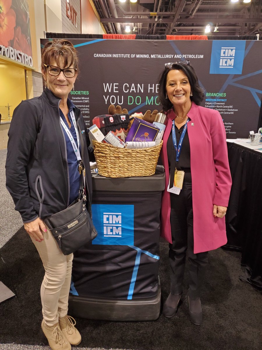 DvtailMags's tweet image. Congratulations to Deb St. Aubin from @HexagonMining for winning the Canadiana @CIMorg basket at the 2020 @smecommunity There’s nothing like a little bit of Canada in Phoenix Arizona! #SME #MineXchange2020 #CIMmagazine