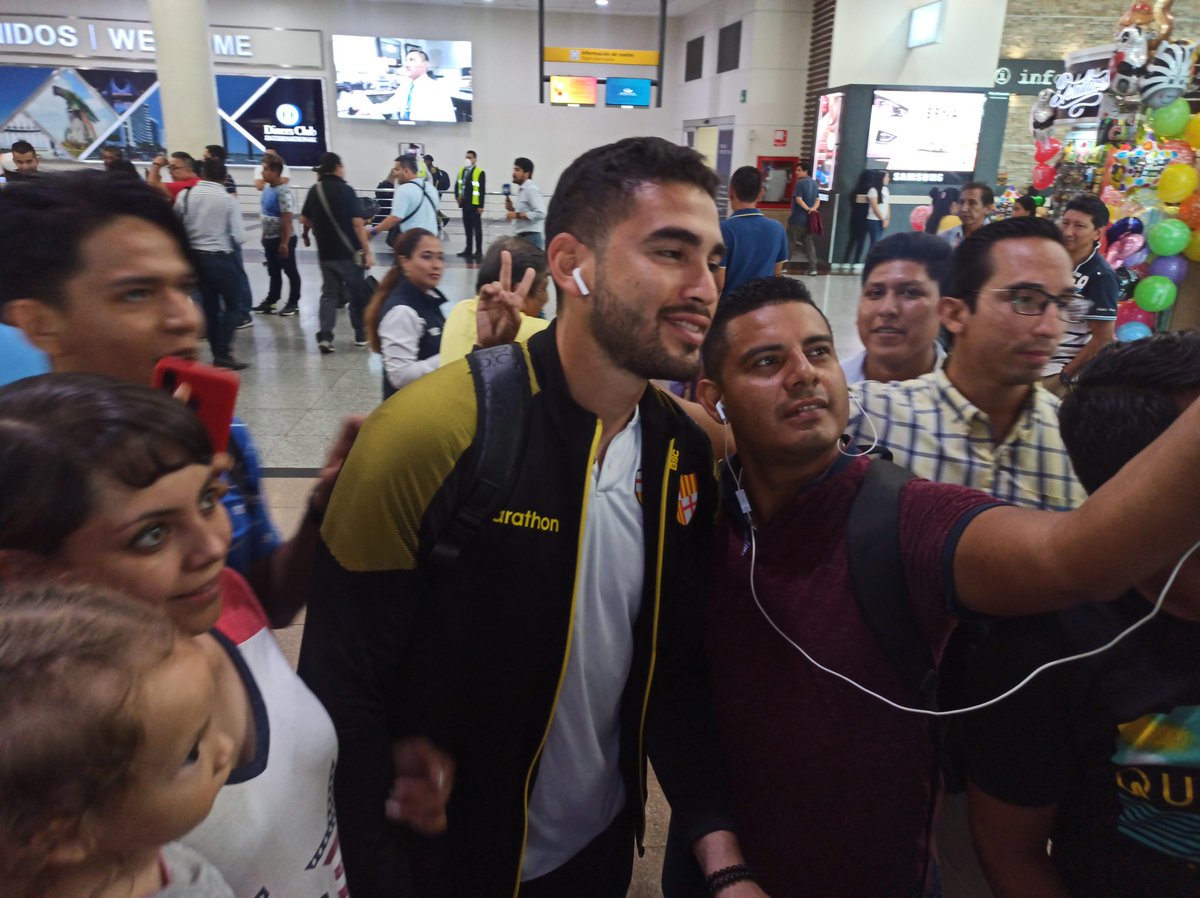 nicorivera05's tweet photo. #BSC llegó a la ciudad de Guayaquil, alrededor de 100 hinchas se hicieron presentes en el aeropuerto José Joaquín de Olmedo. https://t.co/btpSvfjktW