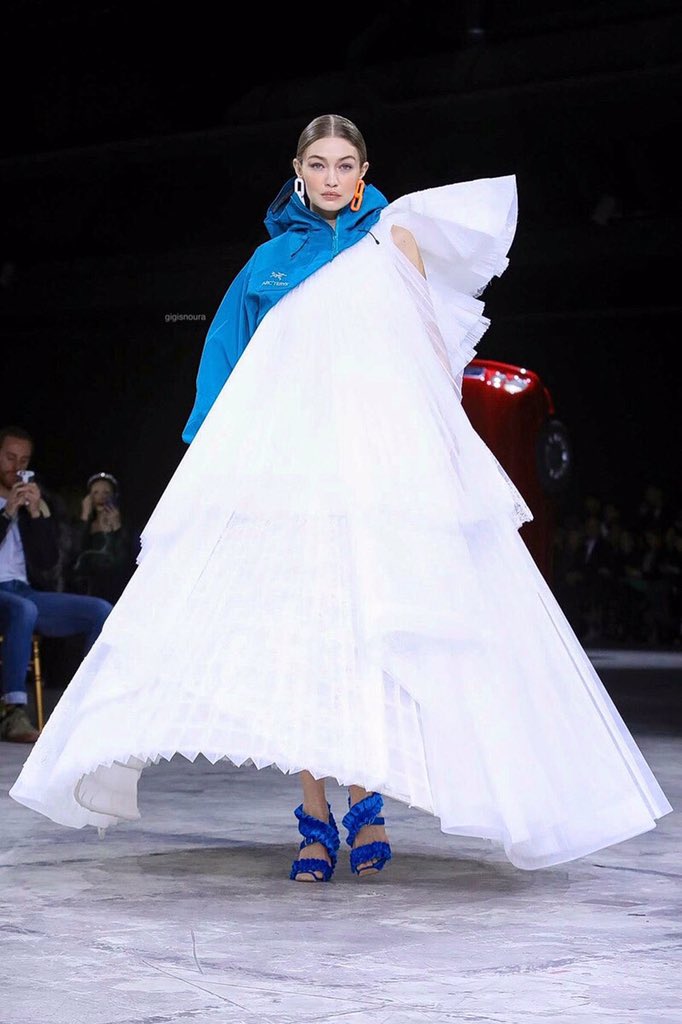 evelinglucero's tweet image. Gigi Hadid closing the Off-white FW20 Fashion show 🦋💙