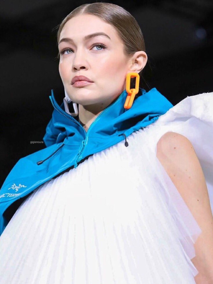 evelinglucero's tweet image. Gigi Hadid closing the Off-white FW20 Fashion show 🦋💙