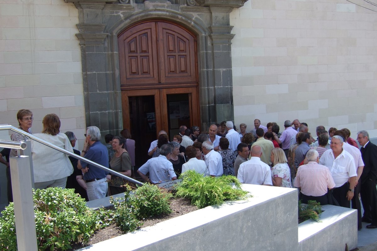 Suprimides totes les misses i reunions fins a nou avís. S'ha fet després de consultar responsables epidemiològics de l’hospital de Vic. La situació és greu i s'hauria de sortir el mínim, especialment els més grans. S’ha pres aquest compromís també per responsabilitat religiosa