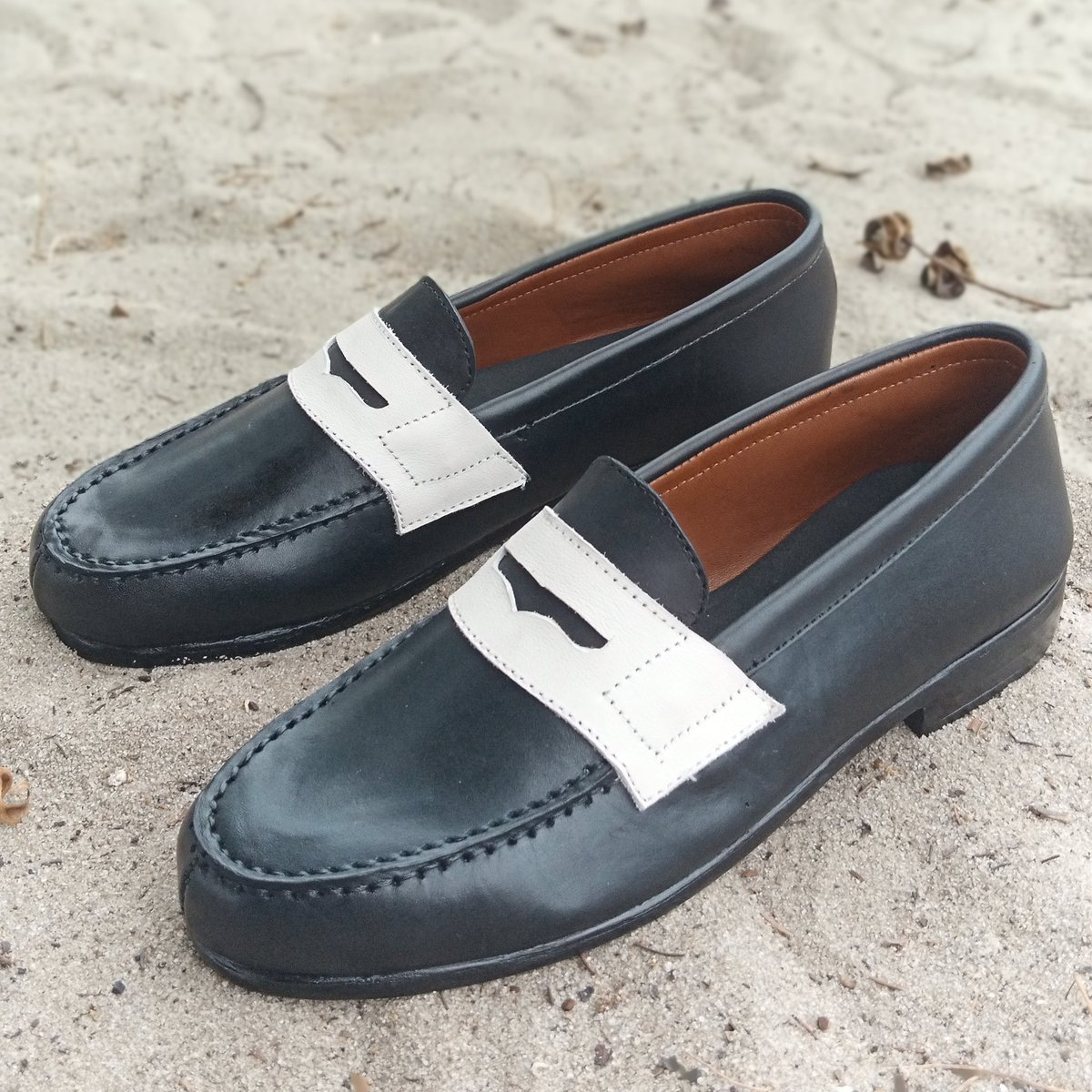 LDasseri's tweet photo. Black and white❣️

MADE IN COTE D'IVOIRE 🇨🇮🇨🇮🇨🇮

Commandez maintenant au : +22553324124

🛑  Le bouton partage est juste en bas a droite🙈

#mocassin #soulier #Shoes https://t.co/BjkMij1CvH