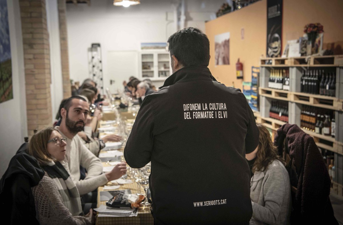 xerigots's tweet image. Doncs això... que li posem passió i no ens cansarem mai de difondre la cultura del formatge!
Visca el cheese!
#xerigots #formatgesivins #formatges #cheesemonger, #cheese