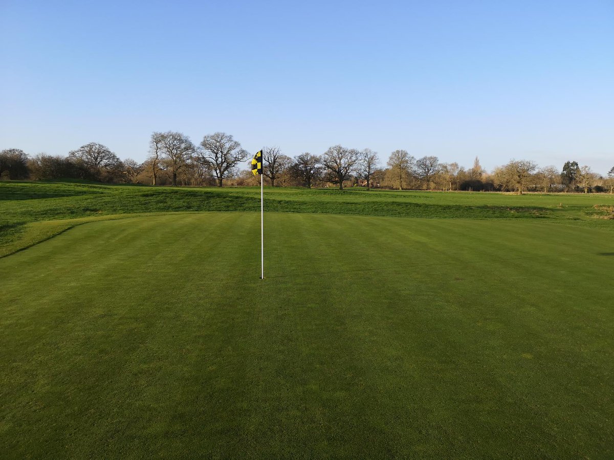 A lovely sunny day, it feels like the season is ready to kick off finally! Greens looking and playing beautifully after a hand cut this morning.
