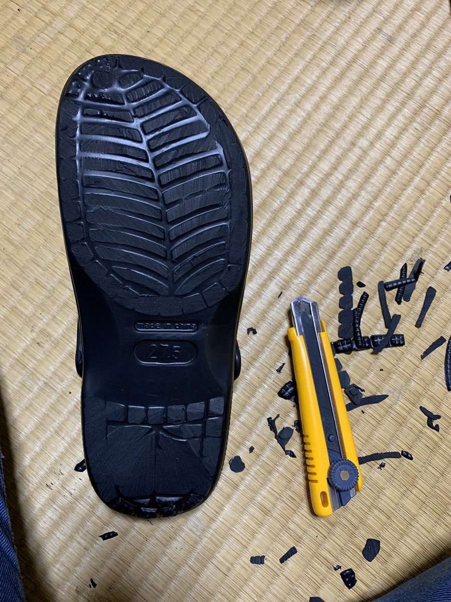 H M 焔 クロックスもどきの足裏処理 滑り止めの凹凸は削り落としてなるべく平にした方が接着強度出ると思うので