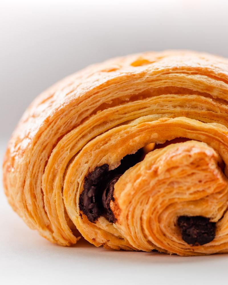 CHD_EXPERT's tweet photo. Le pain au chocolat et le croissant sont les stars incontestées des viennoiseries achetées sur une semaine classique. 

Source : Étude Les français et les viennoiseries 

https://t.co/LPee2RU5rM 

#croissant #foodservice https://t.co/I8NrsTSTYN