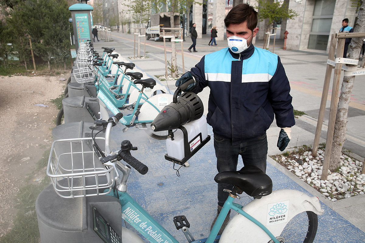 NiluferBel's tweet photo. Ülkemizin içinde bulunduğu Koronavirüs (#Covid-19) salgın riskine karşı önlem olarak park, ibadethane, çocuk oyun alanları gibi kamuya açık alanlar ile belediyemize ait binaları dezenfekte ediyoruz. https://t.co/68DbCXmkpB