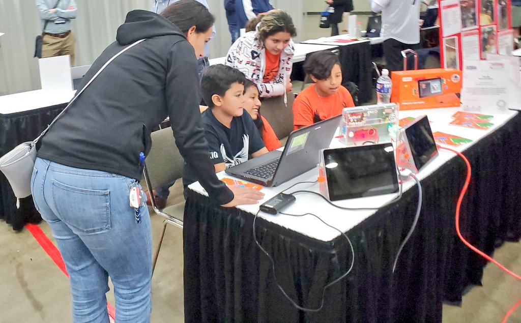 BE_eXSTREAM's tweet image. @BraddockElem Computer Science Kids present @iteea SHOWCASE @BaltimoreMD!  SO PROUD!  THANKS to our PTA President and School Business Partner CASE Management CEO Angela Mitchell.  Former ITEEA president chats w/ Ss, PTA Pres &amp;amp; Angela. @NR_VTEEA @VA_TechEd @FCPSR2 👩🏾‍💻👨‍💻👩🏻‍💻👨🏽‍💻👩🏽‍💻