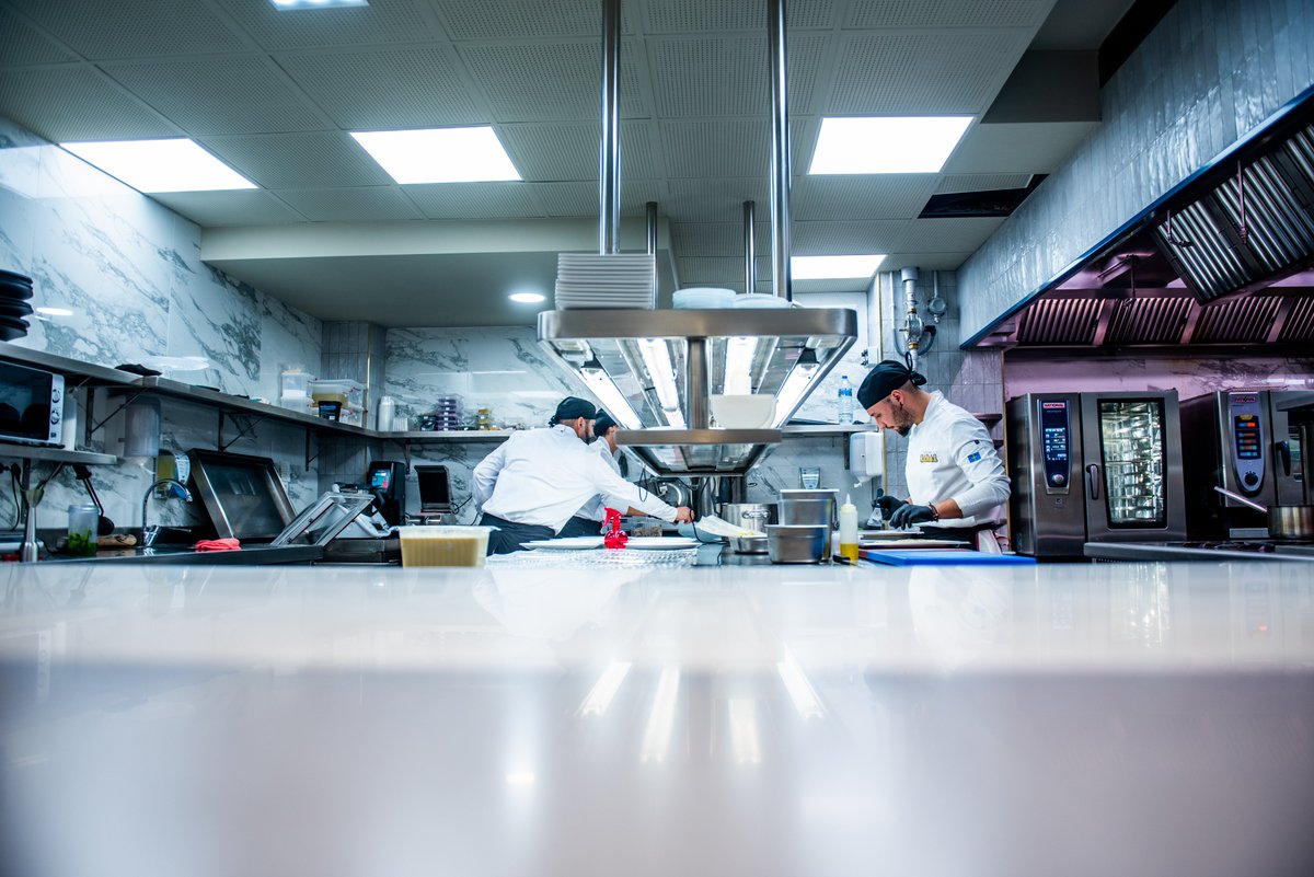 Queremos transmitiros que en Cocina Cabal estamos aplicando todos los métodos de prevención, reforzamos las medidas de limpieza y ventilación. Hemos distanciado más las mesas y seguimos escrupulosamente las normas y recomendaciones de los centros de trabajo en hostelería.