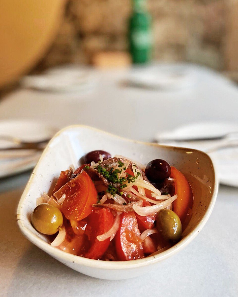 Orvay_Born's tweet photo. Plato del día, de martes a viernes.
Hoy: ensalada de tomate con anchoa &amp; carrillera de ternera cocinada a baja temperatura con vino tinto.
#OrvayBorn. https://t.co/NdeqO1FYK2