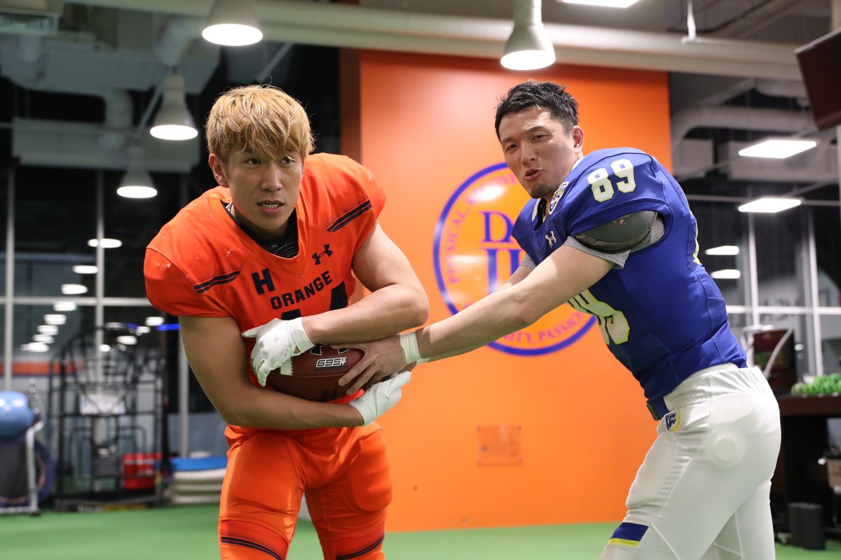 朝日新聞アメフト On Twitter アメフトファンにはたまらない取材の続きです 関学のteだった榊原一生記者が コージ トクダさんと1on1で対決しました その結果は コージ コージ トクダ 撮影 北川直樹