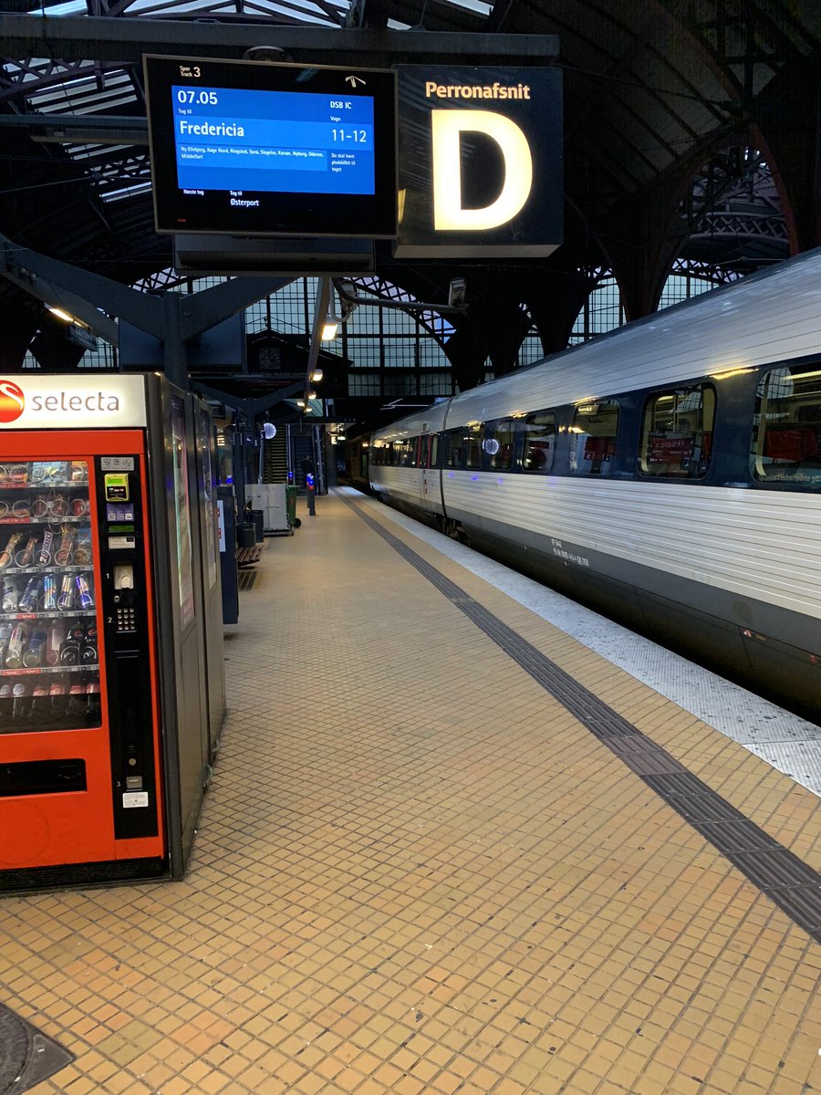 NielsReichstein's tweet photo. På vej til @NSRsygehuse med toget, da bilen skal have skiftet knust rude. 16 passagere i alt i hele IC toget, der normalt er helt fyldt. Flot at vi er #sammenom at afbøde #COVID19dk og at budskaberne virker @STPS_DK @Heunicke https://t.co/R48mvJq7K0