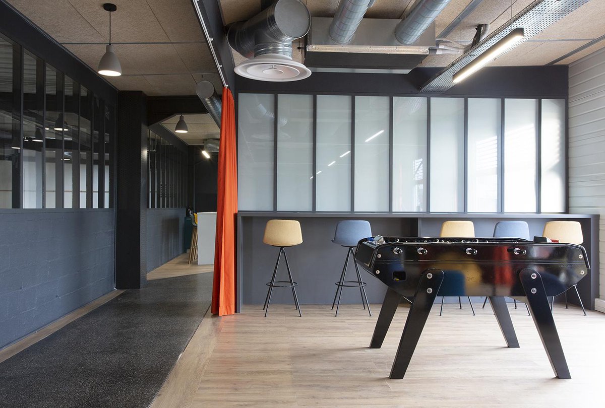 ARCH_DESIGN_FR's tweet photo. Avec un style industriel marqué, cet espace polyvalent chez Eurovia permet d’obtenir simultanément jusqu’à 10 espaces différents, grâce aux rideaux de séparation et au mobilier modulable. https://t.co/N3X2WKtiJg a conçu et réalisé un aménagement clés-en-main cosy #architecture https://t.co/Syo9gJB1d8
