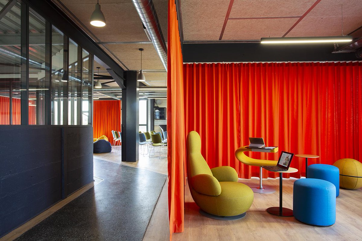 ARCH_DESIGN_FR's tweet photo. Avec un style industriel marqué, cet espace polyvalent chez Eurovia permet d’obtenir simultanément jusqu’à 10 espaces différents, grâce aux rideaux de séparation et au mobilier modulable. https://t.co/N3X2WKtiJg a conçu et réalisé un aménagement clés-en-main cosy #architecture https://t.co/Syo9gJB1d8