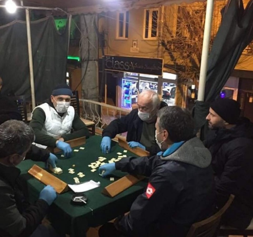 Bursa'nın İznik ilçesinde kahvehanede okey oynayan vatandaşlar, ıstaka ve okey taşlarına dokunmamak için eldiven giydi. Hava ile temas etmemek için de maske taktılar.