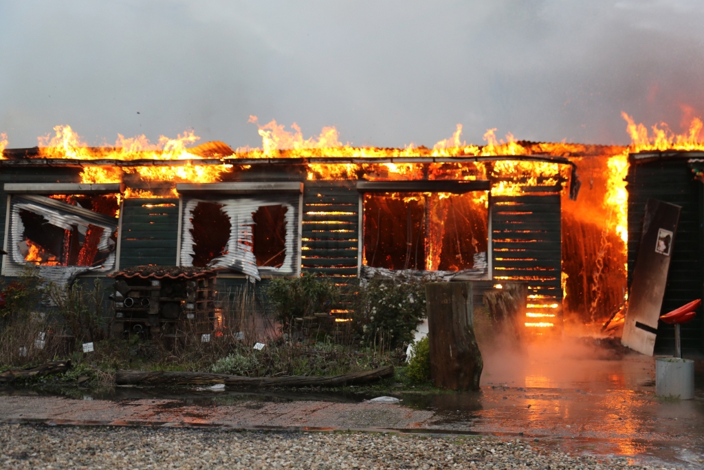 Rotterdam - Zeer grote brand in volkstuinencomplex: ?..