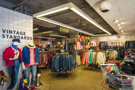 6/10 - Les vêtements de seconde main ! 

Il faut penser aux friperies, à réutiliser des vêtements de nos mères pour les remettre au goût du jour... Ainsi limitons la production💚
Après tout, la mode n’est-elle pas un éternel recommencement ? 

#modedurable #mode #madeinfrance