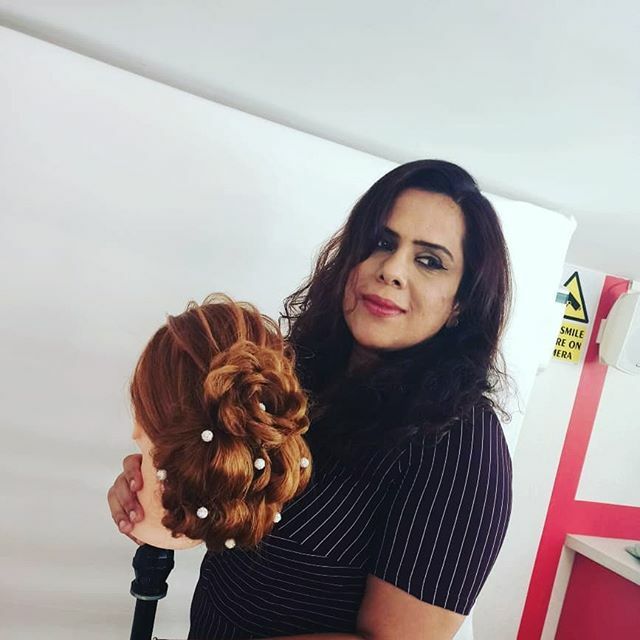 kashish_reshma's tweet photo. International hair styling.. rose bun with curls 
Mua : @kashish_motianis_glammakeover_International hair styling.. rose bun with curls 
Mua : @kashish_motianis_glammakeover_ https://t.co/cA4OlX8R1A