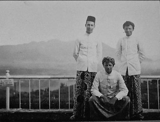 andumkatresnan's tweet photo. Potret kelompok tiga orang pria dengan latar belakang sebuah gunung di Garut. 1920 https://t.co/NwEYroLQlL