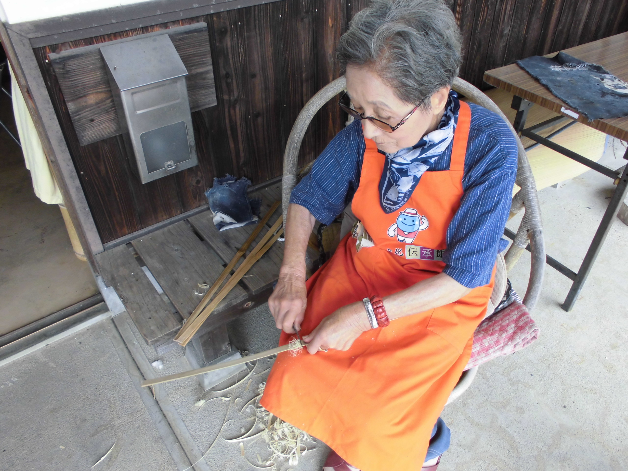 高知県 高知県の伝統的特産品 まんじゅう笠 のご紹介です お遍路 さんや釣り人に人気で 坂本龍馬が脱藩する時に使用したと言われ 脱藩笠 とも 竹ひごも全て手作りで 現在は芸西村の宮﨑直子さんお一人しか作っておらず 貴重なものです 販売先 芸