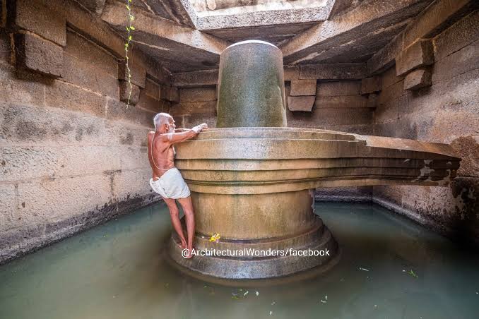  #Badavilinga is a small shrine located in  #Hampi  #Karnataka built during  #Vijayanagara era by an impoverished peasant woman.Hence the temple known as Badavilinga(Badava means poor in Kannada)A 3 mtr height Shivalinga inside the shrine the largest  #monolithic Stone structure 1/2