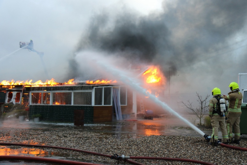 NU ONLINE: Zeer grote brand in volkstuinencomplex Max Hetmansstraat Rotterdam..