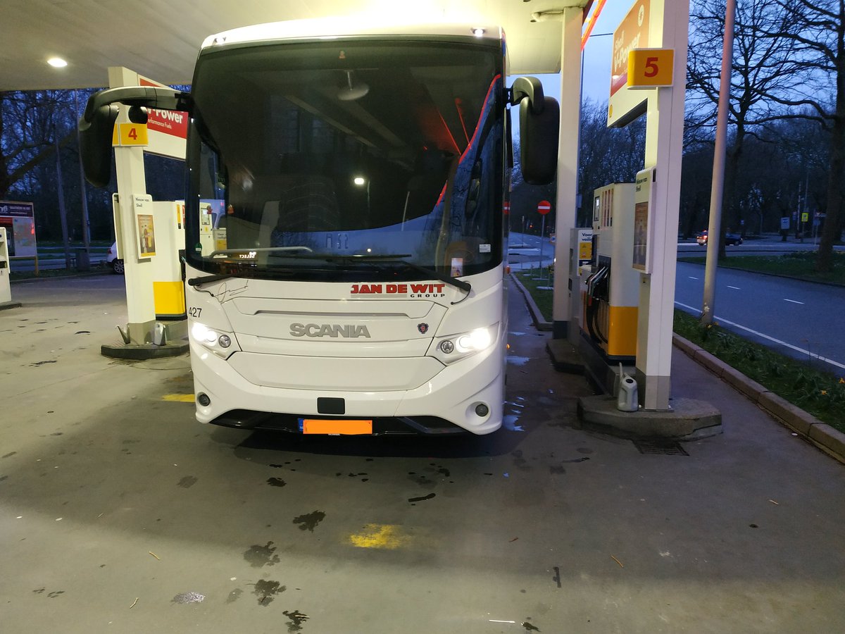 Nl2rma's tweet photo. And the reward for environment unfriendly touringcar driver goes to #jandewit for drinking coffee at the gassstation while keeping the pump occupied and the engine running al the time. #shelleuropaboulevard https://t.co/yOW8I40mVE
