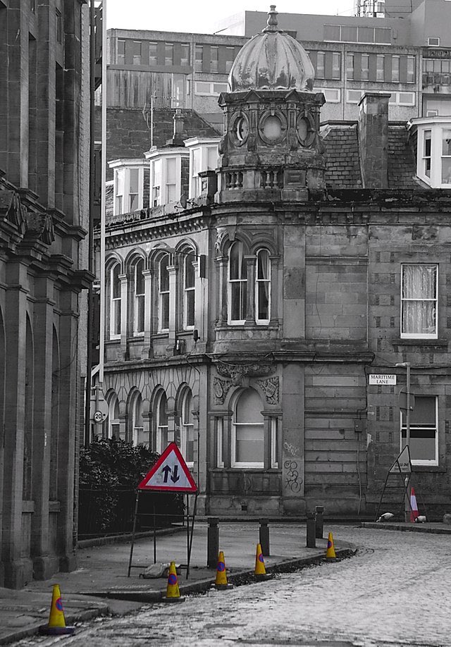 iscotlanda's tweet photo. Selective Focus (1)
Location: Commercial Street, #Leith
https://t.co/zlMukkyUC7
How small elements within a picture can create a big contrast in a picture - from being a photo about a timeless cobblestone street to one about parking restrictions in #Edinburgh https://t.co/FqM1JuycLz