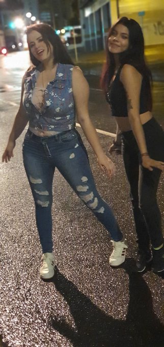 Bajo la llluvia 🥶🥶🥶🥶 https://t.co/1ULico1fqM