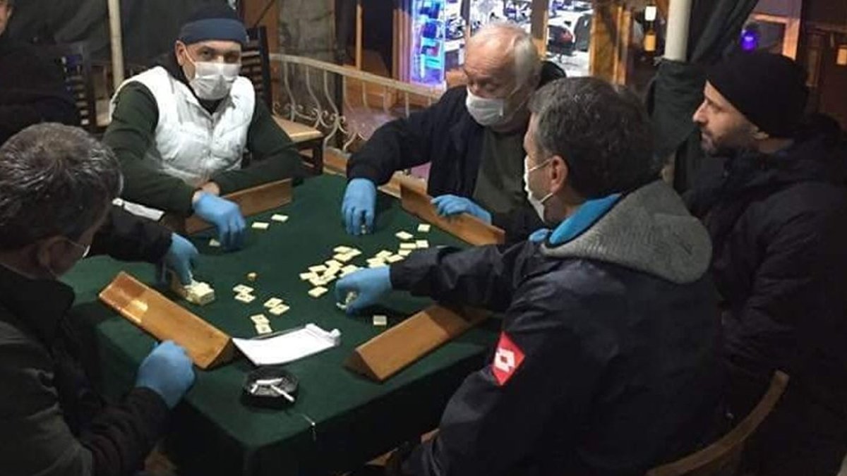 darkwebhaber's tweet photo. Koronavirüs sebebiyle tüm dünyada panik yaşanırken, Türkiye'de de farklı önlemler alınmaya devam ediliyor. Bursa'da bir kahvehanede vatandaşlar maske taktı, eldiven giyip okey oynadı. https://t.co/Uxas9EjnPa