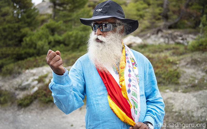 SadhguruJV's tweet photo. No matter what kind of karma you gathered in the past, this moment’s karma is always in your hands. #SadhguruQuotes https://t.co/vFrI25coBy