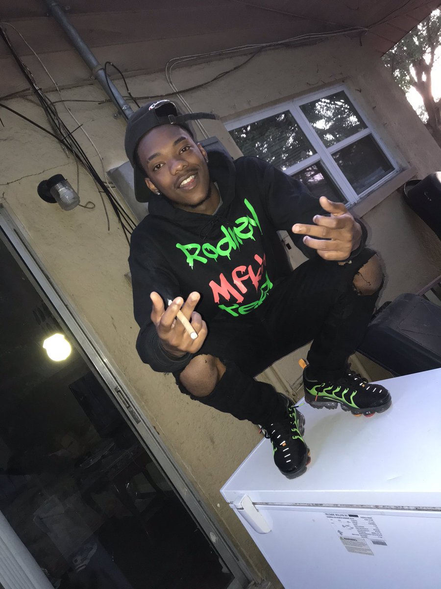 RodneyR47008679's tweet photo. Rodney Mfkin Reed 
Skedadle Dickhead💯💚🖕🏾 https://t.co/b7zwbwkFpL