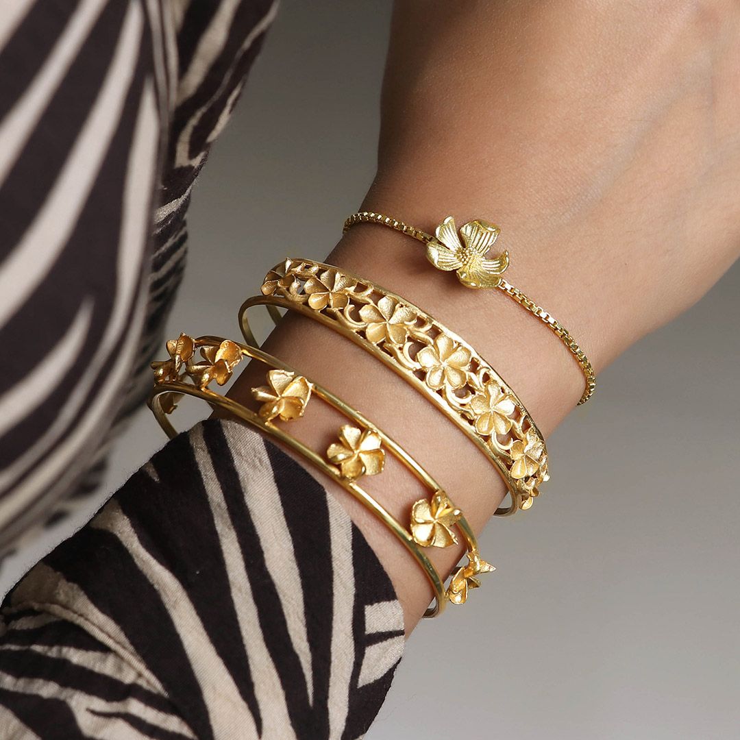 pipabella's tweet image. Having a golden moment💫

Shop Here: buff.ly/3cU1l6f

#PipaBella #CuffBangles #GoldBracelets