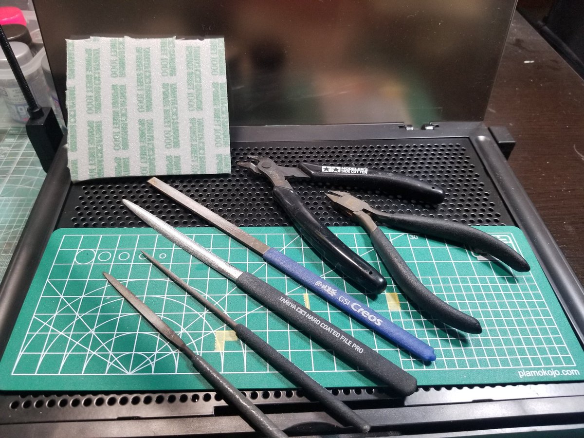 かひろ 上の スジボリ堂 セラミック キサゲ刃はめちゃくちゃ便利 合わせ目消しのムニュって出てる部分やパーティングラインに対して カンナ掛けして簡単に削れます 指を切る危険も無し あとは 穴を開けるドリル スジ掘り用のタガネとラインチゼル