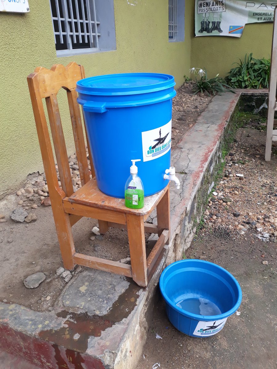 Fr_Grunewald's tweet photo. Partout au nord Kivu, la base pour le #lavagedemain est en place depuis Ebola. Cela sera t il suffisant face au #coronavirusfr #Covid_19? @OMSRDCONGO @WHO Si oui,1er lien fort #NexusHumDev & #GRC @eu_echo @ReseauRisques @Charles_Tellier @salignonp @PhilippeJahshan @HerveBerville https://t.co/4tAuA6psGe