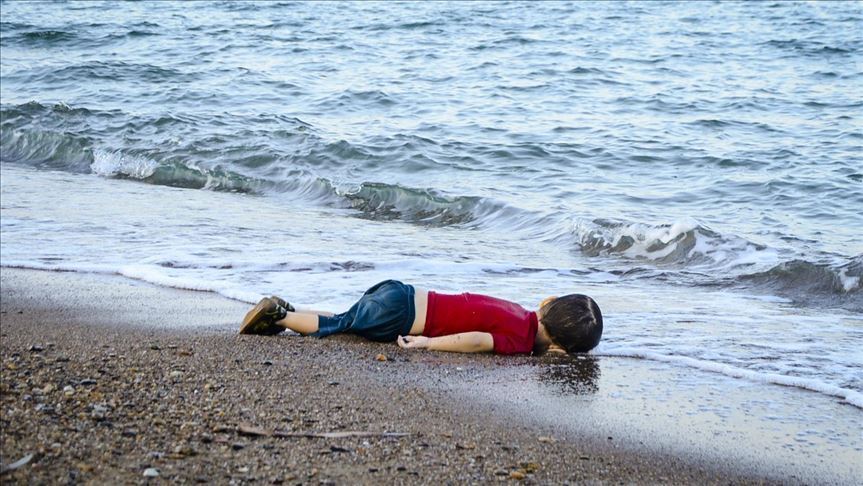 anadoluajansi's tweet photo. Suriyeli Aylan Kurdi'nin yaşamını yitirdiği olayla ilgili aranan 3 sanık yakalandı https://t.co/Pj1qwDmstd https://t.co/xL2rC2MDvp