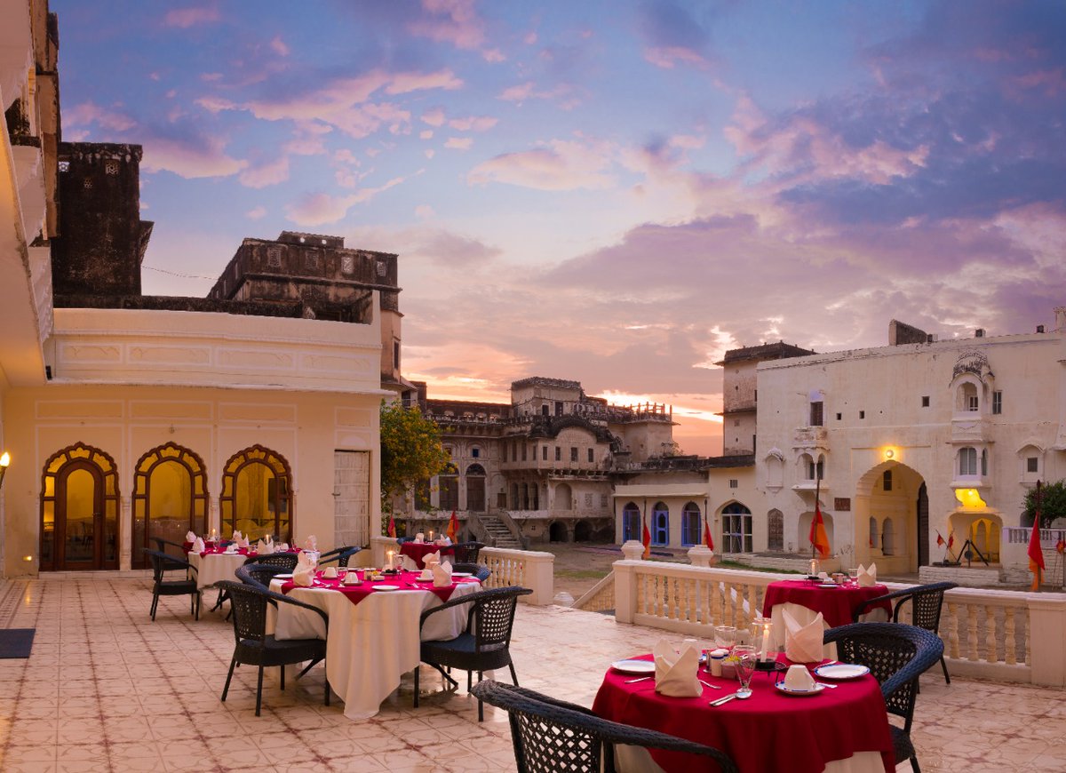 CastleMandawa's tweet photo. Dining under the colourful canvas, while holding hands of someone you never wish to let go. What could be more romantic and lovely than an evening in the charming yet quaint town of Mandawa. https://t.co/SFJ0QuiaMX