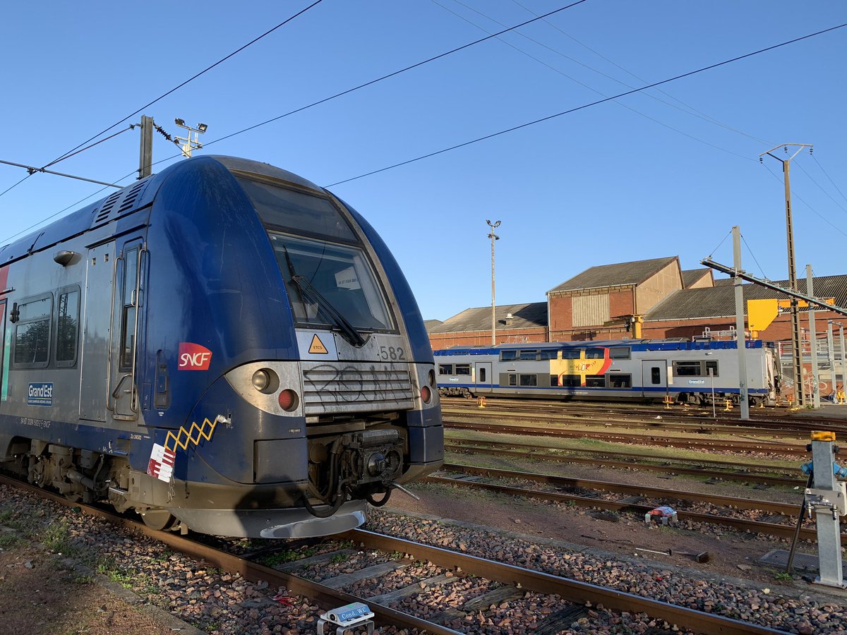 DulacMarc's tweet photo. La chasse #ETCSGO à la rame 18 (341) est ouverte ... au fond la Z3 de la rame 21 attend une de ses nombreuses armoires https://t.co/3nnp0qsCKs