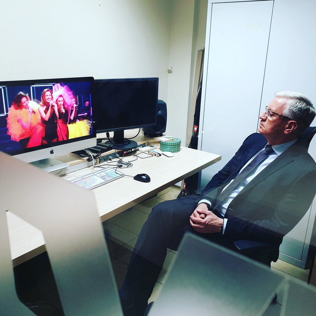 jacek_jaskowiak's tweet photo. Zamknięty z powodu #koronawirusa @TeatrNowyPoznan transmitował spektakl dla swoich widzów w internecie. Skoro można wystawić przedstawienie online, można tak też odprawiać #msze! #koronawiruspolska https://t.co/YJr7WBl2CQ
