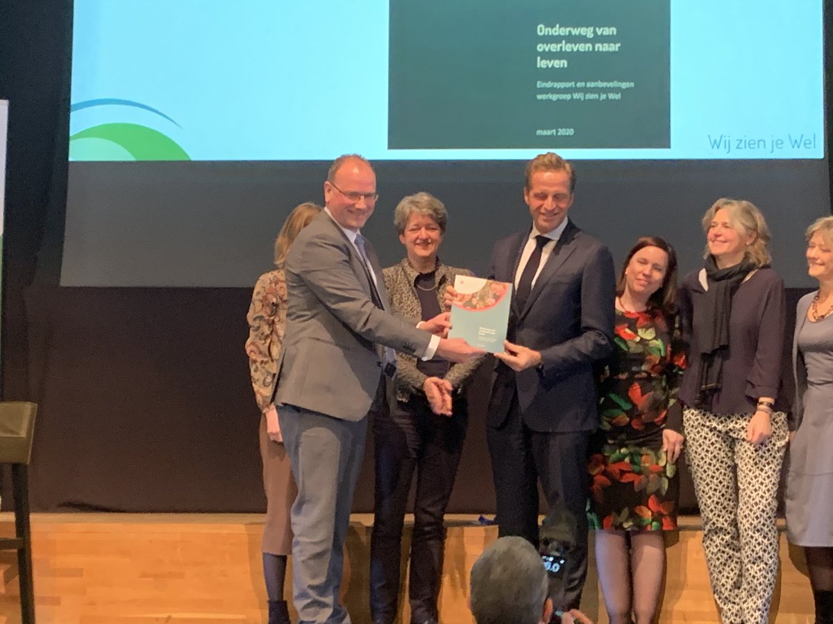 michellejonker's tweet photo. Overhandiging eindrapport van de werkgroep @wijzienjewel aan @hugodejonge. Bijzonder dat op deze manier naar ouders van zemvb kinderen geluisterd is. Ik hoop dat de aanbevelingen en samenwerkingen worden voortgezet in de de toekomst @ZNnieuws https://t.co/0DCRpo3IoZ