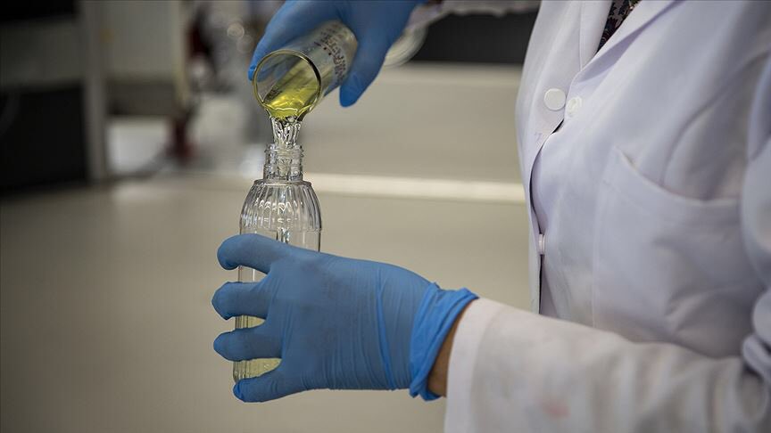 Sanayi ve Teknoloji Bakanı Varank, Kovid-19 tedbirleri kapsamında, benzine yüzde 3 etanol karıştırma zorunluluğunun 3 aylığına askıya alınmasıyla kolonya ve dezenfektan üretiminde etil alkol ihtiyacının karşılanacağını açıkladı.