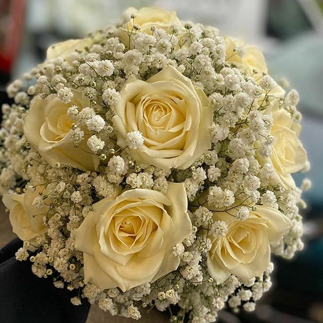 All white done so right 🌠🥰 Bouquet by @rhapsodyfloraldesigneccleston 🌺
.
.
.
#meijerroses #flowers #avalanche #flowerstagram #flowerpower #weddings #march #weddinginspiration #flowerslover #weddingflowers #weddingideas #flowermagic #design #luxurywed… ift.tt/2TZIGNL