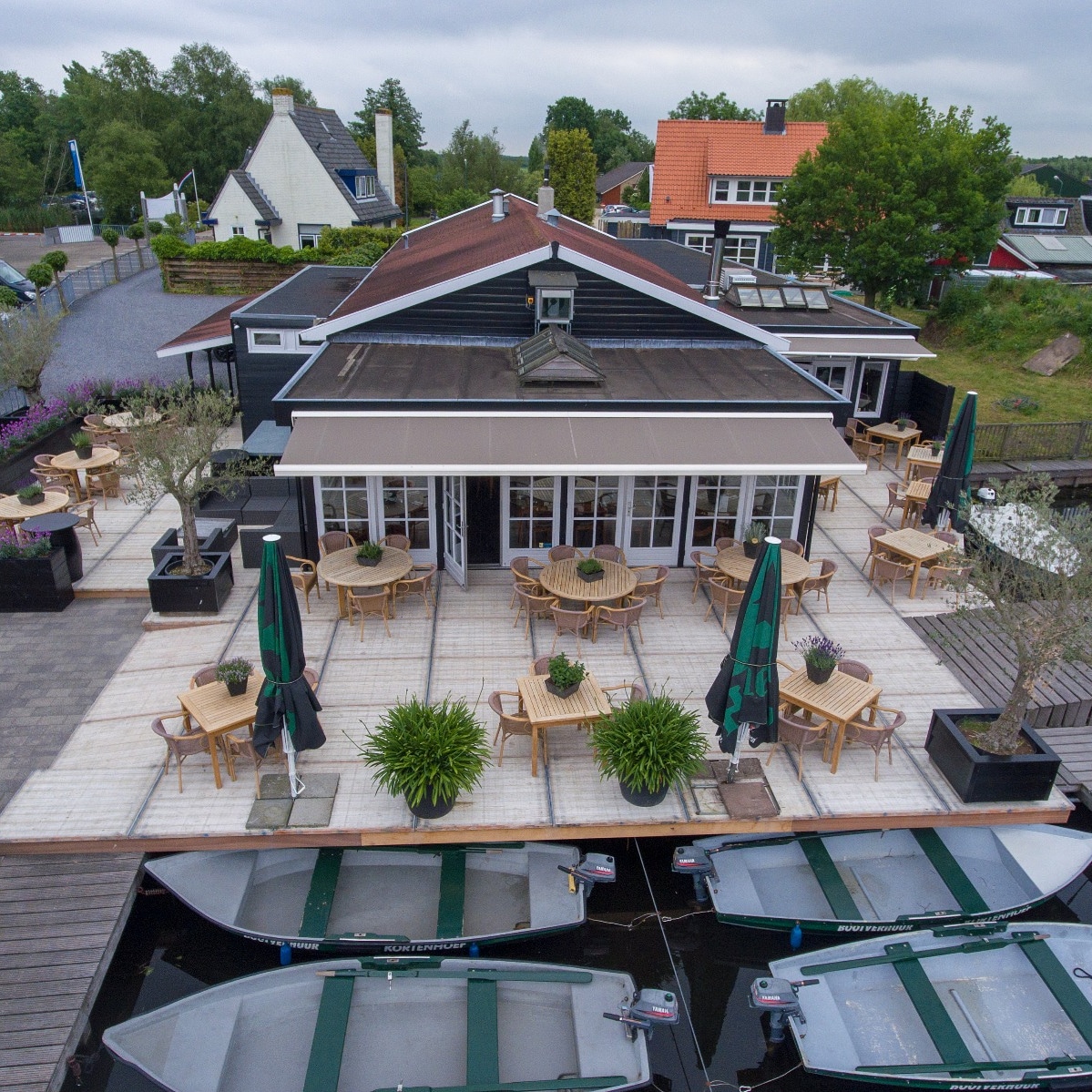 Beste gasten van Docks fish &amp; grill.
U bent van harte welkom.
Buiten onze normale hygiënne volgen wij ook de extra adviezen van het RIVM en de overheid.
Onze tafels staan ruim uitelkaar en we hebben max 60 plaatsen.