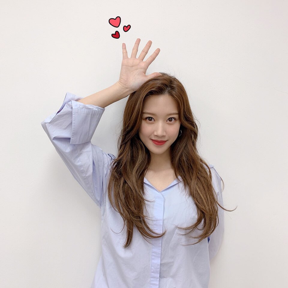 shiningmoon0710's tweet photo. keyeast instagram update 

d-5 to pilot episode of #findmeinyourmemory 💕

her beautiful hair ❤️❤️

#munkayoung #문가영 #moongayoung https://t.co/4UNcKZDc3D