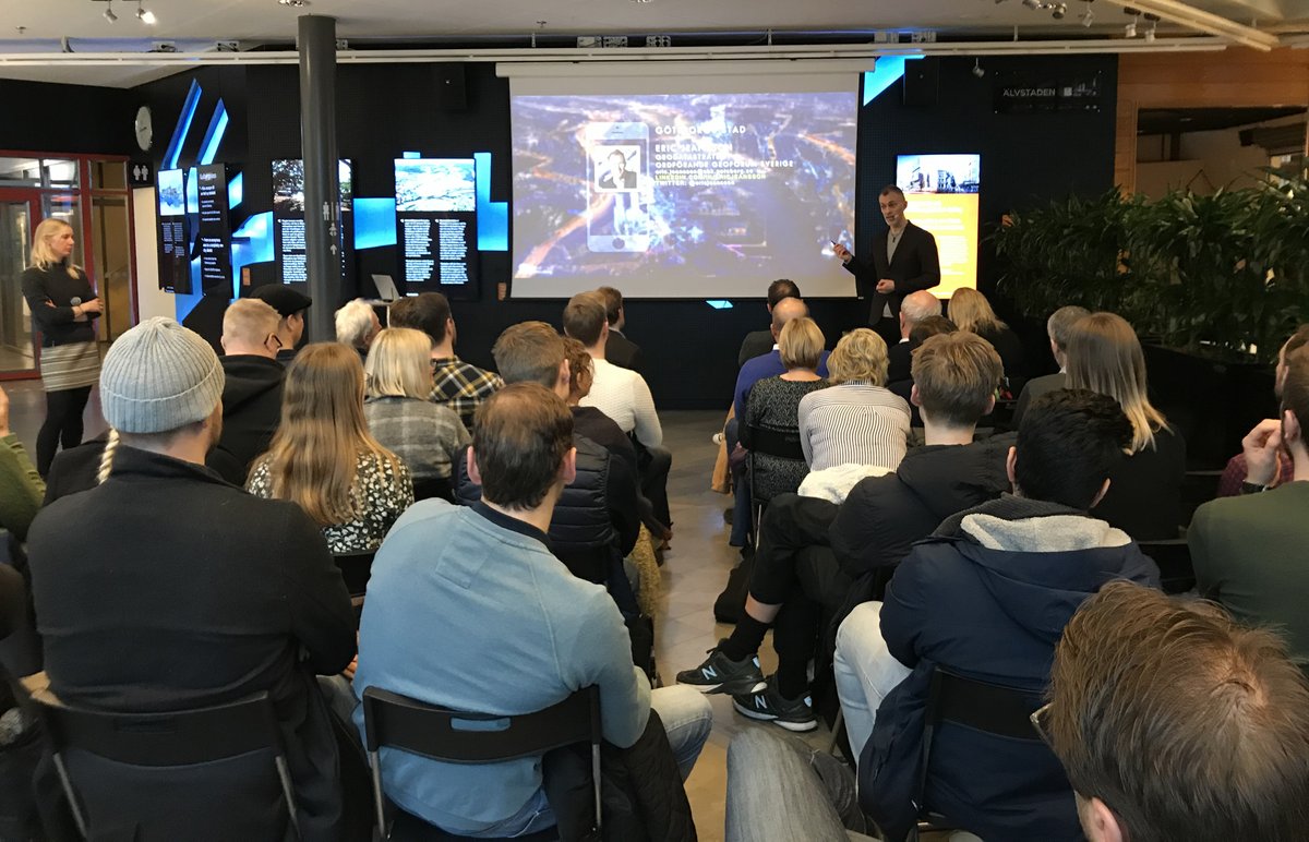 Fullsatt, fascinerande och i futurum när Eric Jeansson berättar om Göteborgs digitala tvilling i #älvrummet! 
#digitaltvilling  #virtuellagöteborg #stadsutveckling #virtualgothenburglab