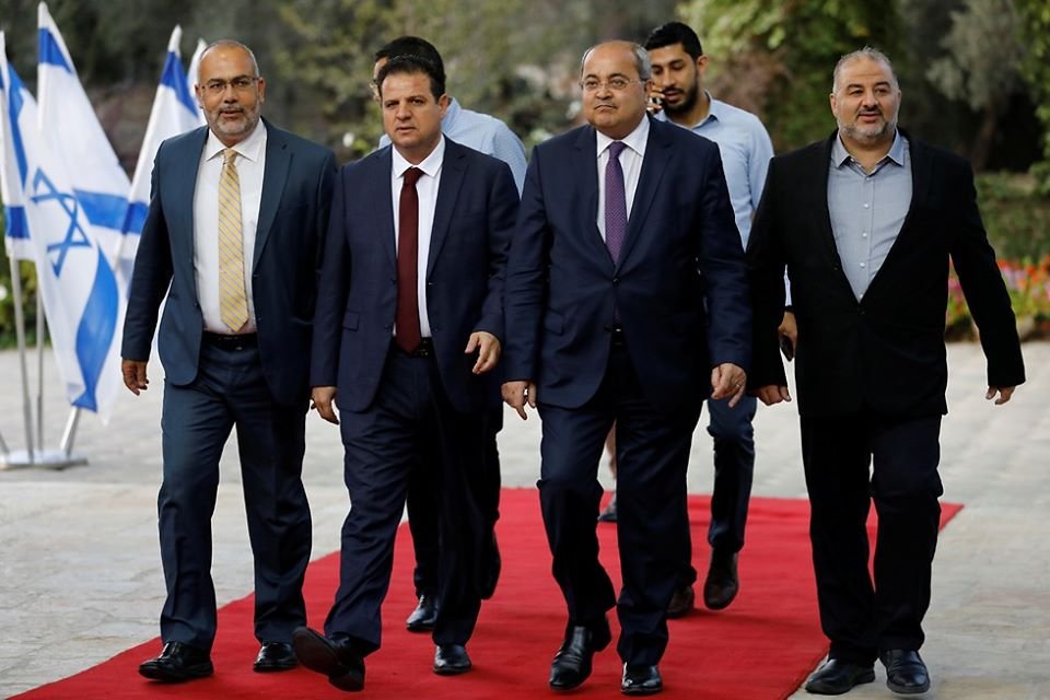 ofershir's tweet photo. טיבי אמר לריבלין אנחנו בעלי הארץ הזו. המשותפת דרשה מכחלב הפסקה מוחלטת של עליית מתפללים יהודים להר הבית.
תמונת המשותפת מתכתבת עם התמונה הנצחית שצילם אילן ברונר בשער האריות.
התמונה בשער האריות תוסרטה ע"י משה דיין, מי ביים את התמונה המאוחרת? האם התמונה הבאה של טיבי תבויים בהר הבית? https://t.co/PjRctm7V73