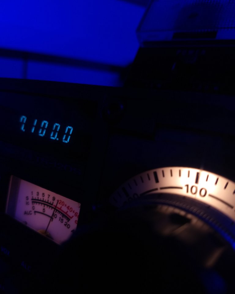 RadioOSG's tweet photo. Esquentando os componentes do #KENWOOD #Ts120s para combater humidade
.
.
.
.
.
#hamradio #radioamador #amateurradio #cqwwvhf #avhfc #bsbvhf #arrldxvhf #pt5c #pt5c #arpa #labre #lotw dxssb https://t.co/ykdG4Ys3R6