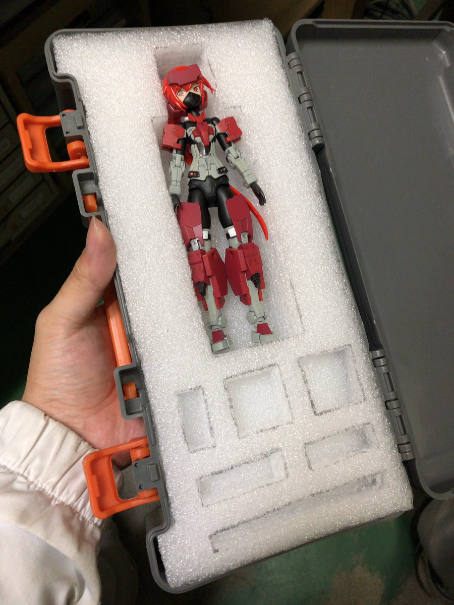 ますたこ V Twitter 良くあるツールボックス用のウレタン緩衝材を作るための図面を引いたから適当に試作してみた 穴サイズとかまだまだ手直し必要だけど 汎用規格サイズを1個作って 袋から出してボックスにセットすればすぐ使える抜き加工済み緩衝材とか需要ある