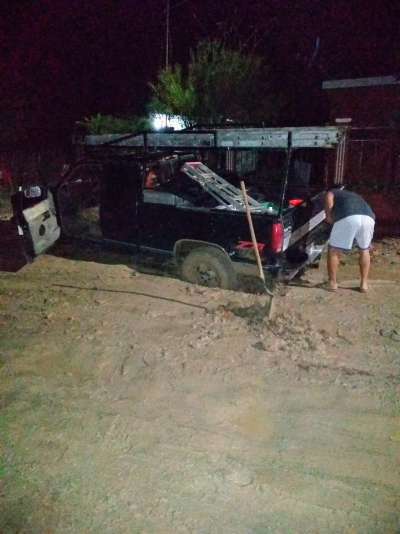 KinoSustentable's tweet photo. Con sólo una llovizna ya vemos alcantarillas  inundadas, y autos atascados donde se instaló uno de los tubos del drenaje.  

OJO: El terreno de Bahía de Kino no es apta para estos sistemas de drenaje. https://t.co/1HTMnNOVBh