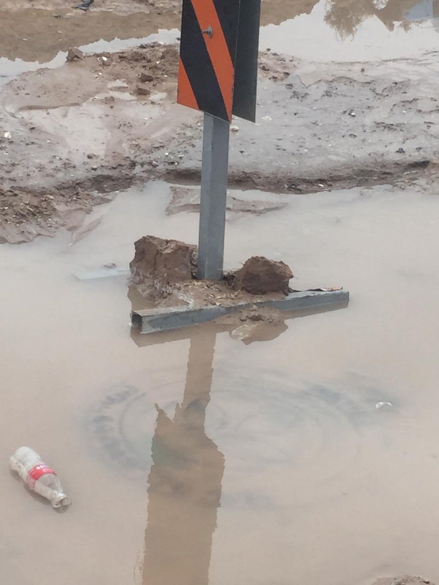 KinoSustentable's tweet photo. Con sólo una llovizna ya vemos alcantarillas  inundadas, y autos atascados donde se instaló uno de los tubos del drenaje.  

OJO: El terreno de Bahía de Kino no es apta para estos sistemas de drenaje. https://t.co/1HTMnNOVBh